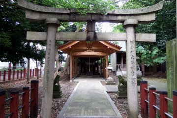 <p>Entrance to Omiwa-Shimosaki Shrine. Although it is small, it looks respectable, too</p>