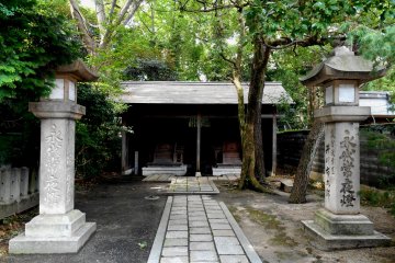 <p>These are called 'Shinmei Ryo-gu (Shinmei Twin Shrines). They were enshrined here in 1612 and 1615</p>