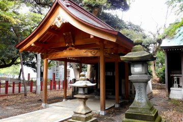 <p>Omiwa-Shimosaki Shrine viewed from an angle. The building looks new</p>