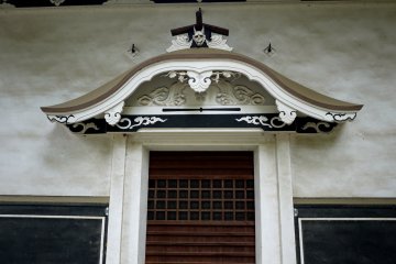 Iblis menyeringai di atas pintu