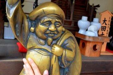 <p>Menyentuh patung perunggu "Nade-Daikouku-san" dipercaya dapat membantu doa seseorang terkabul</p>
