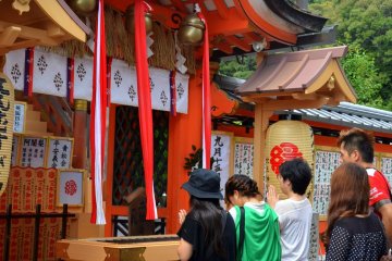 <p>Berdoa di Kuil Jishu</p>