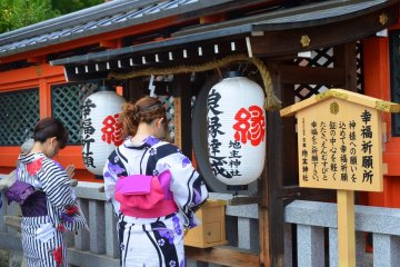 <p>Berdoa di Kuil Jishu</p>