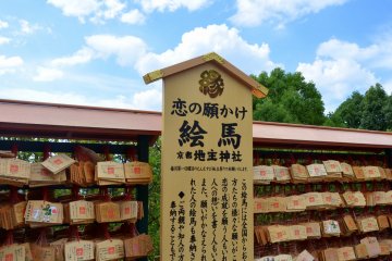 <p>Ema - papan kayu yang menyampaikan harapan seseorang kepada dewa</p>