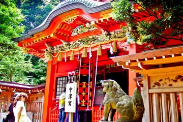 <p>A close up view of the bright red structure known as Nakatsunomiya (中津宮)</p>