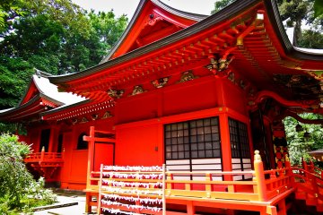 <p>Just one of several other beautifully colored structures around the top of the island</p>