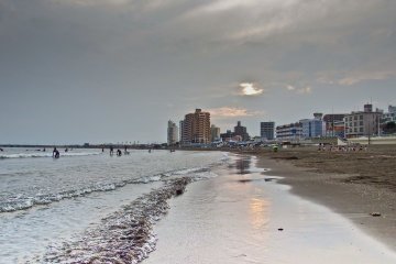 <p>Waiting for sunset along the picturesque Kugenuma Beach</p>