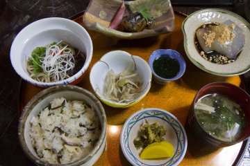 <p>Koshoan's&nbsp;lunch special, with a delicious local delicacy made from Japanese arrowroot,&nbsp;kuzumochi, at the top right</p>