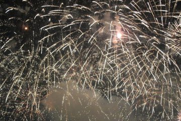 Fukuyama's Ashida River fireworks