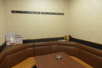 <p>A large and comfy room</p>