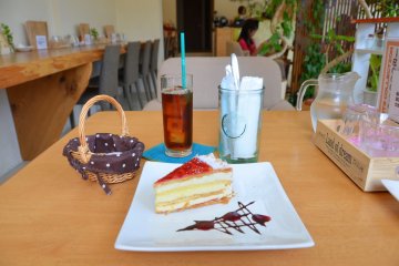 <p>Value-for-money cake set that includes a drink</p>