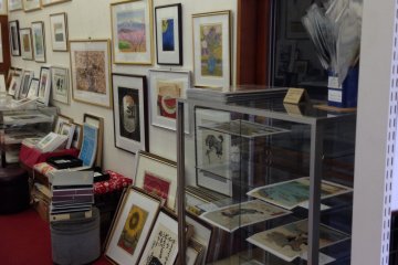 <p>Of course you can get antique ukiyo-e&nbsp;(woodblock prints), too!</p>