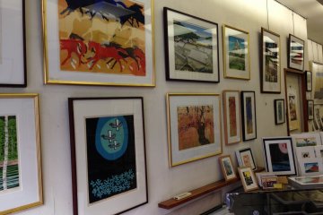<p>Modern and vivid art works</p>