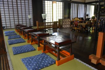 <p>Bagian dalam Aula Ryogeden dimana seseorang dapat mencoba shakyo.</p>