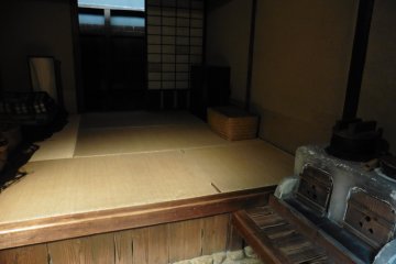 <p>A l'int&eacute;rieur d'une maison modeste</p>