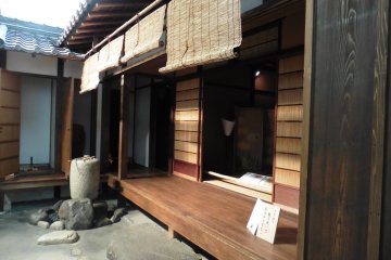 <p>Dans la cour int&eacute;rieure d'une habitation</p>