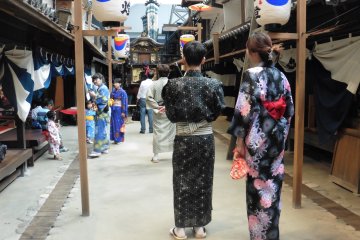 <p>Nombreux sont les visiteurs qui d&eacute;cident de louer un yukata</p>