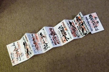 Buku catatan Goshuin terbuka untuk mengungkapkan semua stempel kuil sekaligus