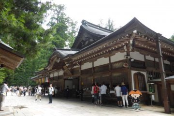 Salah satu dari banyak lokasi kuil Goshuin di sekitar Koyasan. Saya ingin berkata bahwa jika Anda merencanakan hari Anda dengan benar, Anda dapat mengisi seluruh buku catatan Goshuin tanpa harus meninggalkan Koyasan.