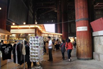 Di dalam Nara Todaiji adalah Buddha perunggu terbesar di dunia. Ini adalah foto toko cenderamata di sudut. Bangunannya sangat besar sehingga Goshuin tersedia di dalam toko.