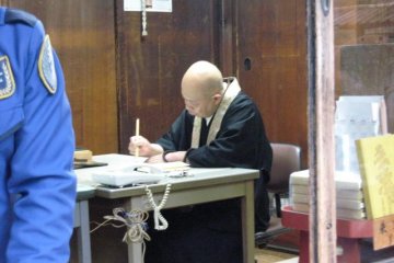 Seorang Biksu di Hiraizumi di Prefektur Iwate, sedang mengerjakan sihirnya