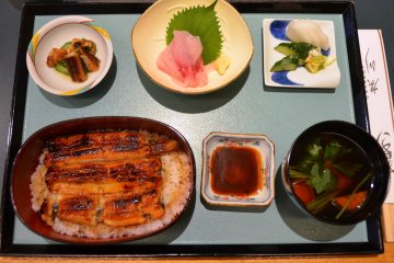 <p>Set meal A comprises of una jyu&nbsp;(unagi and rice), koi no arai (koi fish sashimi), uzaku (unagi salad), miso soup and pickles.</p>