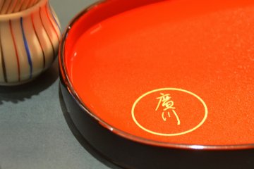 <p>The underside lid of my una jyu (medium size&nbsp;unagi and rice)</p>