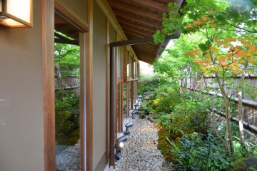 <p>A garden shrouded in green, which one can enjoy while having unagi.&nbsp;</p>