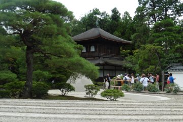 <p>Entre la mer de sable et le Pavillon d'argent, on distingue le Kōgetsudai, ce c&ocirc;ne o&ugrave; se refl&egrave;terait la lumi&egrave;re de la lune</p>