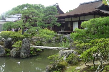 <p>L'&eacute;tang devant le Tōgu-dō</p>