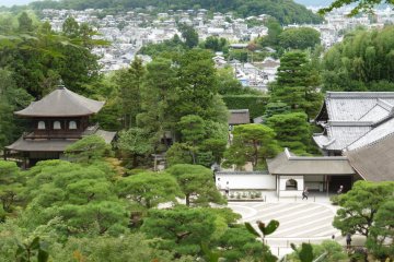 <p>Vue sur le jardin du temple Ginkaku-ji et la ville de Kyoto depuis le sommet</p>