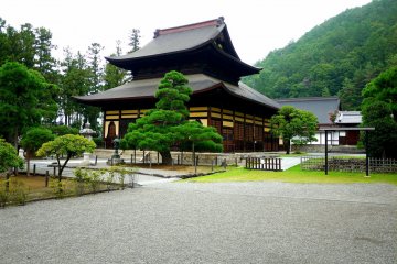 <p>I liked the graceful lines of this two story temple building</p>