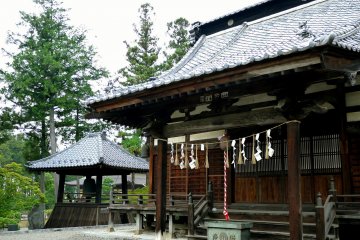 <p>A red and white bell rope hung from this sub-temple</p>
