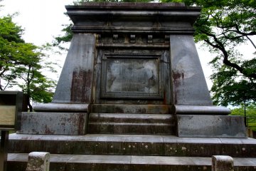 <p>The horse statue is missing from the top of this monument, as it was melted down in WWII for iron and has not yet been replaced</p>