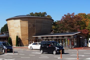 <p>Nasukogen Yuai no Mori is a roadside station that sells regional produce and crafts. There is food, crafts, wood, pottery and glassware in extensive&nbsp;grounds with outdoor sculptures</p>