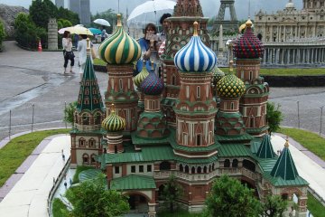 <p>Tobu&nbsp;World Square has over 100 1:25 scale models of famous buildings from around the world including UNESCO World Cultural and Heritage Sites, more than 20,000 Bonsai trees and over 140,000 little people engaged in all sorts of activities</p>