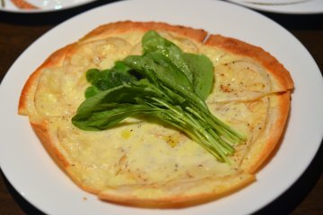 <p>Renkon (Lotus root) Pizza that tastes unbelievably good!</p>
