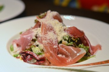 <p>Namahamu Nose Shizasarada (Caesar Salad)</p>