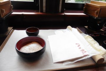 <p>The utensils needed to make yatshuhashi</p>