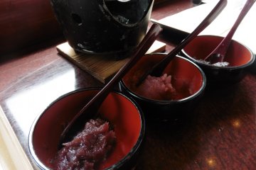 <p>The fillings available are chocolate, strawberry and red bean paste</p>