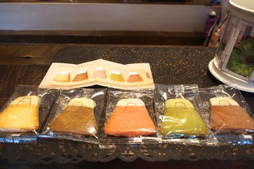 <p>Kue dengan rasa vanila, earl grey, stroberi, teh hijau, dan coklat!</p>

