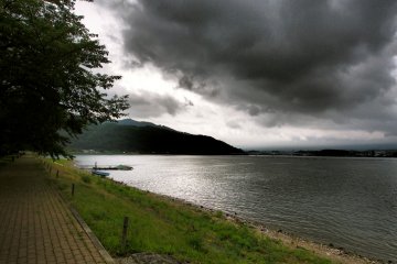 <p>Despite the dark skies, Lake Kawaguchi&nbsp;still glistens</p>