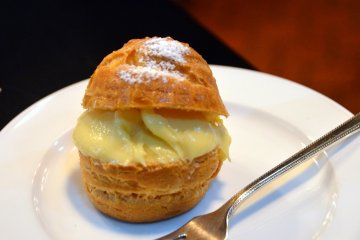 <p>Homemade cream puff</p>