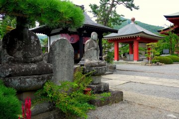 <p>One of the statues is playing hide and seek!</p>