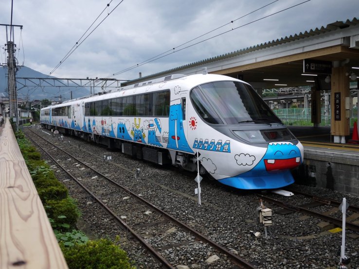 <p>This cute train belonging to Fujikyuko Railway will take you from Otsuki to Kawaguchiko - a lake with great views of Mount Fuji</p>