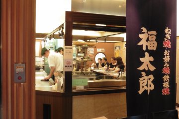 <p>La salle depuis l'ext&eacute;rieur du restaurant</p>