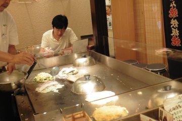 <p>Le cuisinier travaille juste sous vos yeux</p>