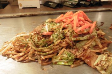 <p>Le restaurant propose &eacute;galement des des nouilles saut&eacute;es, appel&eacute;es yakisoba</p>