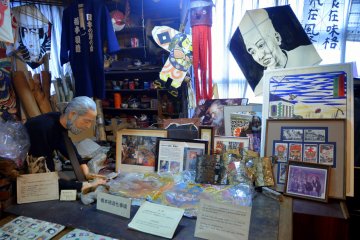 <p>Reproduksi ruang kerja almarhum Mr Teizo Hashimoto, salah satu pelukis terbesar dari layang-layang Edo dako.</p>