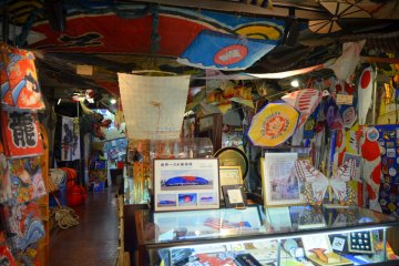 <p>Layang-layang dengan aneka warna dan bentuk di museum layang-layang Tokyo</p>